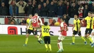 まるで少林サッカー！“小さなウクライナ人”の空中シザーズにスタジアムが大熱狂！痛快超絶カンフージャンピングボレー炸裂の瞬間！