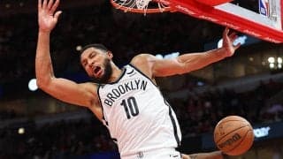 好調のシモンズが再び背中に問題発症…神経の圧迫で1週間後に再検査