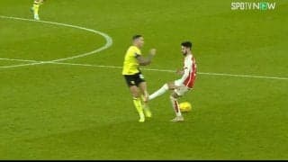 「言い訳できない」スパイクでがっつり踏みつける極悪足裏タックルに問答無用のレッドカード！出場わずか24分の退場劇に味方サポーターからも「不必要！」と非難轟々