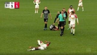 選手もサポーターもブチギレ！主審の行為に大ブーイングの嵐　時間稼ぎと勘違い？ 物議を醸すイエローカード判定→無慈悲すぎる「立ちなさい」ジェスチャー