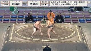 逃げる力士、追う力士… まるで“追いかけっこ”のような珍取組 行司大忙しの展開に「なんだこりゃ」驚きの反響