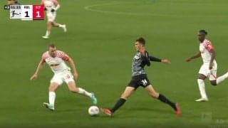 スタジアム騒然！あいつは一体、何者だ？ 192cmデカくて上手い　あっという間にゴール前まで40mドリブル突破→相手DFの股を抜く美技からの圧巻ゴラッソ