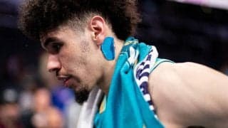 首にブランドのタトゥーを入れているラメロ・ボール…規則違反のためリーグが隠すよう要請