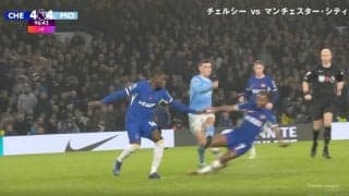 かつての仲間でも容赦しねえ！気合が空回りしすぎた“殺人スライディング”→相手の体ごと吹っ飛ばした危険シーン　一発退場レベルのエグすぎるプレーに場内騒然