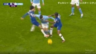 “若き天才”を止めるには、囲んで削ってブッ潰すしかない！踏みつけられ、蹴り飛ばされ… よく見たらフルボッコ　マンCの至宝・フォーデンが危険プレーに狙われた瞬間