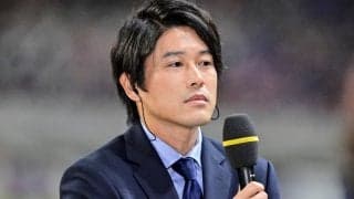 「これは…寒いわ」内田篤人氏と松木安太郎氏のU22日本代表戦の解説席が、「後半ずっと鼻すすってたけど、これは納得だわ笑」と話題に！ 風で動く前髪にも視線集まる