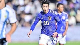 「このシーン、スタンド沸いた」U22日本代表の10番、鈴木唯人がアルゼンチン代表とピッチ上での「顔面接近にらみ合い」緊迫の瞬間が話題に！ 主審が慌てて止めに入った衝撃場面