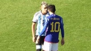 「目が怖すぎ」アルゼンチン代表MFが日本代表10番にメンチを切って一触即発の瞬間！視聴者は「びびるって」など反応も、鈴木唯人は冷静に対応して…