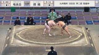 3分…4分…！時計係の審判親方、土俵下からじわっと出すフィンガーサインが粋「かっけーな」