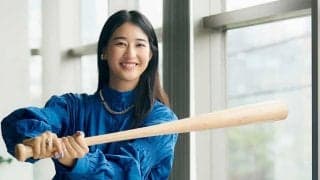 チラリお構いなしの“大股スイング”　タイトワンピの美人モデルが「めっちゃ豪快」