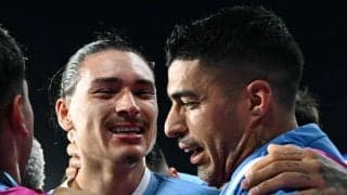 南米予選得点ランク首位のヌニェスを先輩スアレスが称賛 「世界最高の9番の1人」