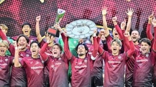 「松葉杖できてくれた…涙」J1神戸の優勝セレモニーに駆けつけた「全治1年・齊藤未月の松葉杖姿」にサポーターが涙！「痛々しいけど歓喜の輪に加われて良かった」の声