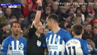 「この展開は荒れる」三笘薫の同僚DF、主審に“過度な抗議”でレッドカードの退場シーンが物議　審判ブチギレのカード乱発劇にスタジアム騒然の大荒れ状態「カード出し過ぎ」