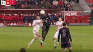 「これはヤバすぎる…」記憶が飛ぶレベルの衝突！空中戦の競り合いで後頭部が顎を打ち抜く危険シーン “ダブルKO”でピッチに倒れこむ緊急事態