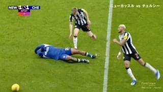 衝撃タックルにサポーター騒然！ ブラジル代表MFの“悪質ラリアット”に相手DF激昂 即イエロー提示のラフプレーに批判