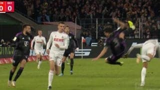 冨安健洋を狙うバイエルンに緊急事態！ 場内騒然…韓国代表DFが空中でバランス崩して落下→腰から落ちて叩きつけられる衝撃の瞬間 「交代なし！？」「大丈夫か…」