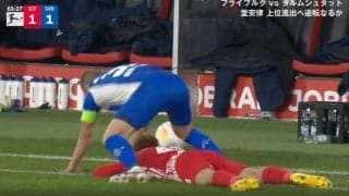 一体、何が起こった？ 堂安律が背後から突き飛ばされて“想定外のハプニング”発生　倒した相手が頭上スレスレを通過してシュールすぎる珍プレーに