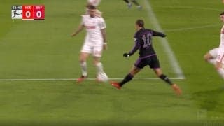 一体、何が起きた？ たった1人で相手守備陣を崩壊！ヒールターンで置き去り→“股抜き高速クロス”が炸裂した瞬間　バイエルンの10番・ザネの天才的プレーがエグすぎる