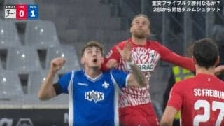 ファウルだろ！場内に不穏な空気… 空中戦で“顔面エルボー”が直撃する危険シーン 痛すぎる一撃を食らった相手がピッチに倒れ込んだ瞬間