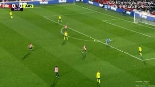 「やらかしすぎ」アーセナルGKの“珍スローイング”を冨安健洋がナイスフォローした瞬間！ボールを地面に叩きつけて「嘘だろ」「ええ…」など驚愕の声