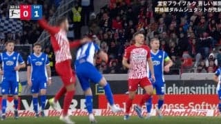 審判ブチギレ！「お前、ちょっと来い」 空中戦で顔面に強烈すぎるパンチ一発… ピッチに倒れこんだ選手をシカトして立ち去った選手を強制呼び出し