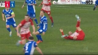 そんなに吹っ飛ぶ？ 背後からタックル→足を大きく広げながら大回転　演技か本当か分からない… 狡猾な動きが持ち味のベテランが“怪しすぎる動き”