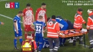 超危険！「担架が来るの遅い」「マジで危ないやつ」 着地失敗して足首負傷して転倒→1秒後に足の上に選手が落ちてくる… 痛すぎるアクシデントに場内騒然