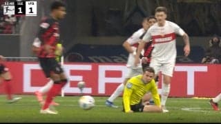 衝撃の瞬間！試合中にまさかの膝の十字靭帯断裂… 最多出場記録の記念すべき試合が一転して悪夢に　予想外のパスに主審が神ジャンプで緊急回避も災難が襲う