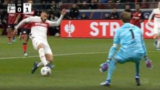 「入っちゃうのかよ！」試合開始57秒、DF陣が絶望した一撃　足先チョンざわりのボールがコロコロ… 狙いすました“激ヨワシュート”がネットに吸い込まれる瞬間