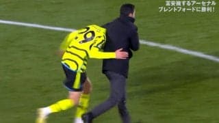 「首をw」監督が決勝点ヒーローをヘッドロック！？アルテタがハヴァーツをサポーター前に連行し、「ほんと仲良い」「愛だわ」などアーセナル・ファンもほっこり