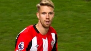 「え？は？イエロー！？」アーセナルFWに危険ぶちかましのブレントフォードDF、驚愕の“ザ・二度見”の決定的瞬間！「当たり前やろ」「ボール見てない」などファンは判定支持