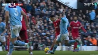 沈黙と大歓声！スタジアムを騒然とさせた試合終盤の理不尽な一撃！TAAの右足から放たれたDF3人をぶち抜く低空弾丸ミドル炸裂の瞬間