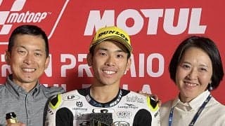佐々木歩夢が加藤大治郎らレジェンドの走った道を継いでいく　Moto３最終戦優勝後に両親と抱擁