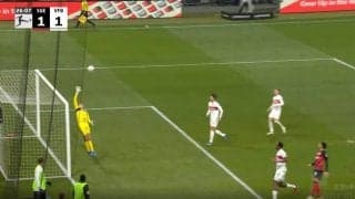 スタジアムに地鳴り！完璧すぎる“痛恨のオウンゴール”が炸裂　キーパーの手が届かない“ここしかないコース”に無情にも吸い込まれた瞬間