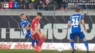 「これは痛すぎる」 「柔道かよ」 ボールじゃなくて足を狙った？ 即イエローカード！背後から相手の軸足を“高速足払い”で刈り取った問題シーン