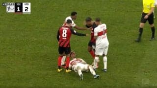 あわや乱闘寸前！「おい、お前立てや！」「触んなコラ」 ピッチに倒れた相手にイラつく vs 無理矢理起こされてキレる　一触即発の事態にスタジアムがピリつく瞬間