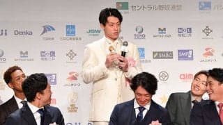 楽天・辰己、胸からリカちゃん人形「新婦忘れた」　真っ白スーツで珍行動…会場爆笑