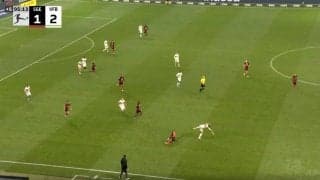 「人が飛んだ！」「迫力ありすぎ」 爆速スピードで相手を吹き飛ばす殺人級“ロケットスライディング”が炸裂した瞬間 カウンターを阻止した完璧すぎる一撃