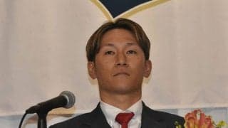 オリ移籍の西川が入団会見　背番号7は「ちょっと重たい」…赤いネクタイで登場