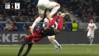 どんだけ飛ぶんだよ！全速力で爆速ランニング→高すぎる大ジャンプで“飛びヒザ蹴り”が炸裂　強靭フィジカルすぎて相手を吹き飛ばして地面に叩きつけてしまう超危険プレー