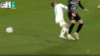 「これはヤバすぎる…」脳が揺れて記憶が飛ぶレベルの衝突！ “爆速ショルダータックル”が顔面直撃→一発ノックアウトでピッチに倒れた超危険シーン