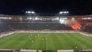 サポーターがブチギレ！→突然の“爆発音” 情けないチームの戦いに「怒りの発煙筒」 スタジアムに煙が立ち込めて真っ赤に染まる緊迫シーン