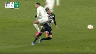 「ヤバい倒れ方」「大丈夫か…」 爆速タックルに体が”くの字”に曲がって崩れ落ちた瞬間　腰に交通事故レベルの衝突→ピッチに倒れ込む超危険シーン