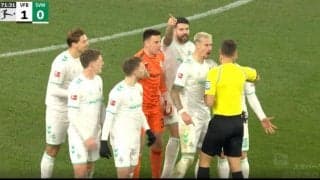 疑惑の判定にブチギレ！「どこ見てんだよ」「納得いかねえ」 激昂した7人の選手が一気に詰め寄る→審判を取り囲んで猛抗議　スタジアムが緊迫した超危険シーン