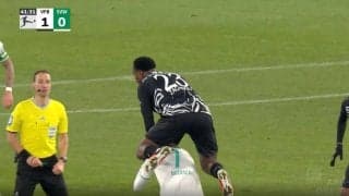 「跳び箱やん」「身体能力エグすぎ」空中戦で大ハプニング発生！ 垂直跳びで“驚異の大ジャンプ”→相手を飛び越えてしまった衝撃の瞬間