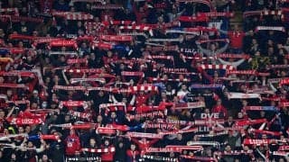 スタジアムにぬいぐるみの雨が降る！リールのサポーターが恵まれない子どもたちへクリスマスプレゼント