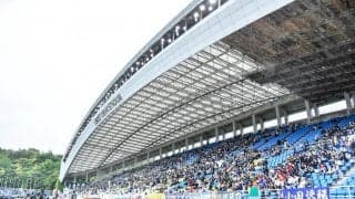 「可愛すぎる…軽率に推しそう」「髪色かわいいね」福岡県出身の“人気アイドル”がアビスパ福岡OBとともに撮った「豪華3ショット」にファン反応！ 元日本代表DFらとともにベスト電器スタジアムで撮影