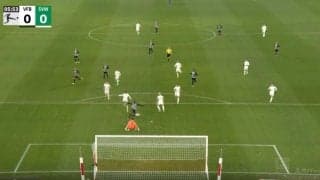 サポーターがブチギレ！「マジか」「なんでだよ」 痛恨のミスに思わず頭を抱えた衝撃の瞬間　“謎の爆速男”がゴール前の大チャンスにありえないプレー