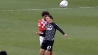 「これは痛い」エアバトルで頭同士が激突→流血ノックアウトの瞬間…「危ない」「大丈夫か」など心配広がって堂安同僚MFはホッチキスで傷を塞ぐ