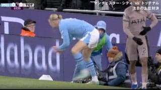 みんな逃げて！衝突したら大惨事… 怪物・ハーランドがカメラマン席に突撃した衝撃の瞬間　スライディングタックルの勢いそのまま飛んできた危険シーン